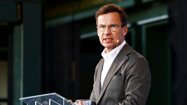 Ulf Kristsson bjuder in centrumparti till tillväxtavtal