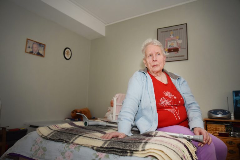 Maj-Lis, 81, flyttade bara hälften av sitt hushåll och tvingades betala en tilläggsavgift på 7 800 kronor.