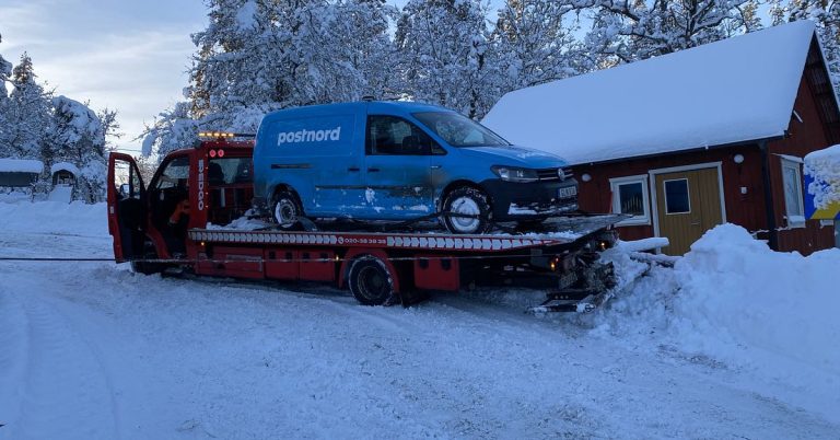 Försök att rädda postbil men bärgningsbil fastnar på Golans ökända olyckskurva