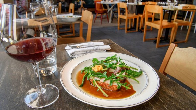 Ingen börjar dricka efter att ha tittat på ett foto.