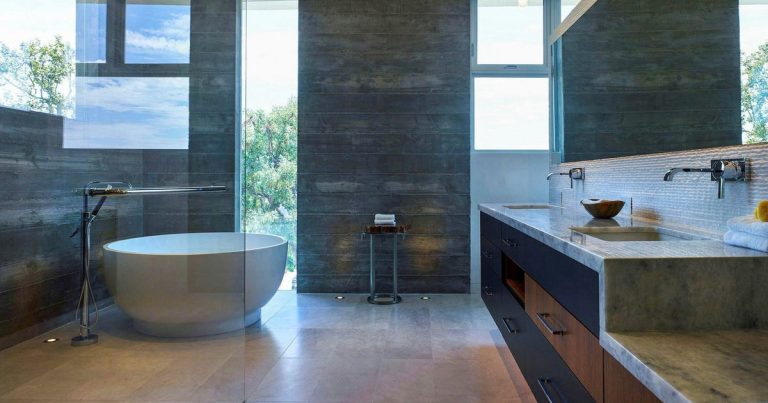 Det finns bara 14 toaletter, och det räcker inte.