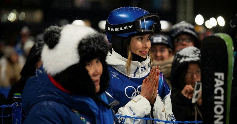 Irene Gu är en skidåkare som går utanför köpcentret