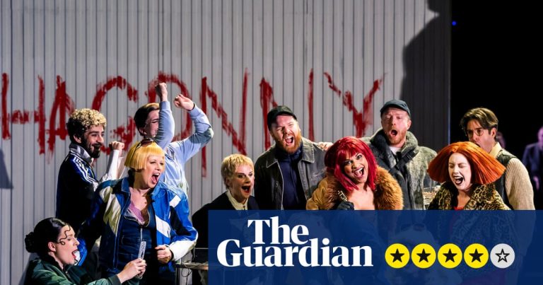 The Rise and Fall of Mahagonny Review – En stor, djärv produktion av Brecht och Weyls whiskydränkta dystopi | English National Opera (ENO)