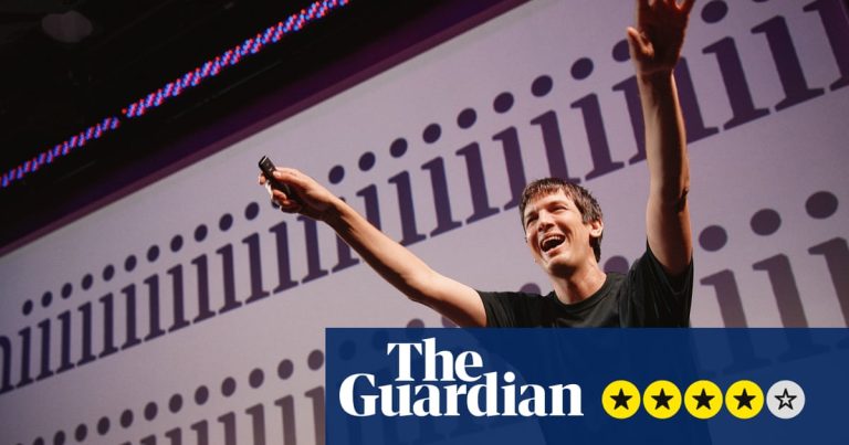 Josh Sharp: Gratis!Recension – 2 000 bilder och en ”Weenie Massage” i en show som fokuserar på skratt | Komedi