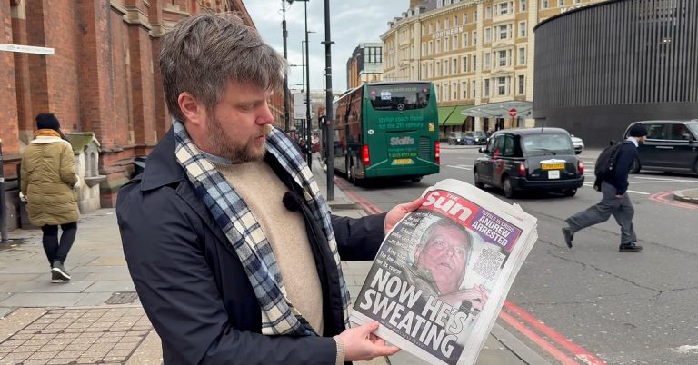 Ett foto taget från baksätet på en bil dominerar omslaget