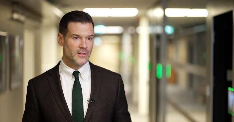 Minister med ansvar för att tvångsåterlämna barn till Iran ”orimligt”