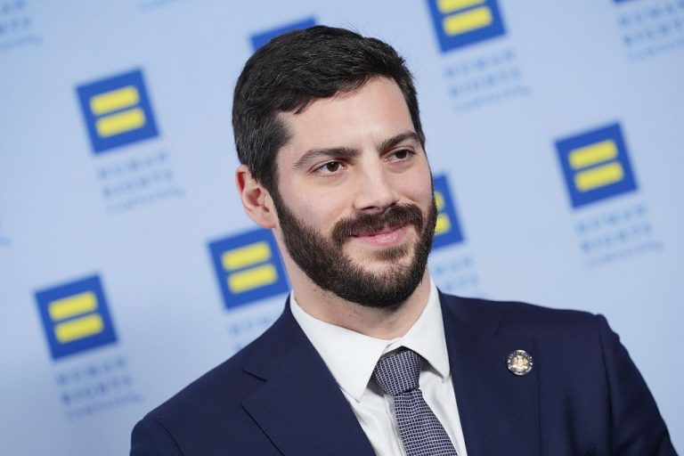 En Endowment for Humanity-finansierad grupp stöder kandidat, attackerad av rivaliserande AI super PAC