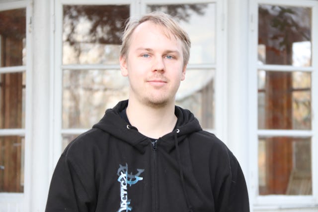 Herr Pelle vill lämna över jobbet till en ung elektriker.