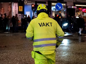 Fick inte gå hem tidigt – praktikanten slog då sin chef i ansiktet