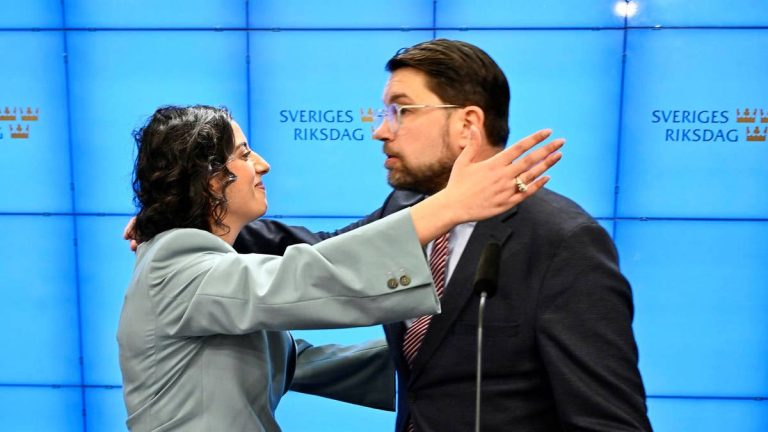 Efter SD-beskedet kallar L medlemmarna till ett samlat möte.