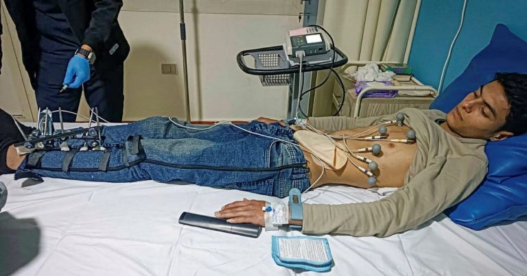 Mohammad, 22, var tvungen att lämna Gaza för behandling – ”smärtan fortsätter”