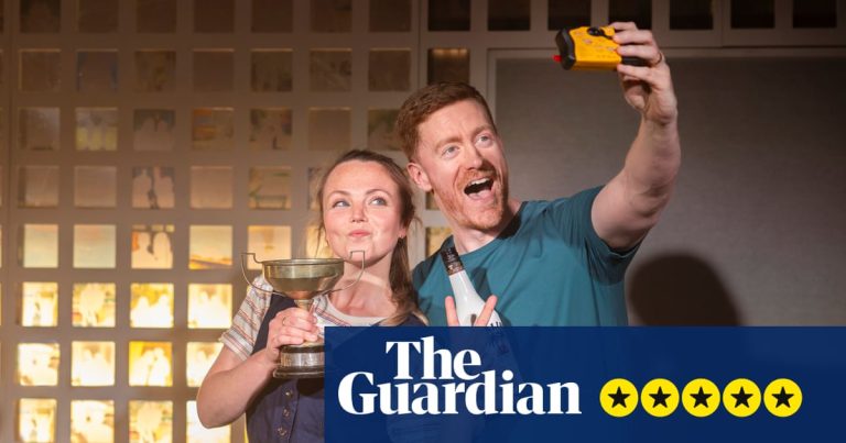 En scen från Friendship Review – En platonisk dag som kommer att smälta ditt hjärta | Teater