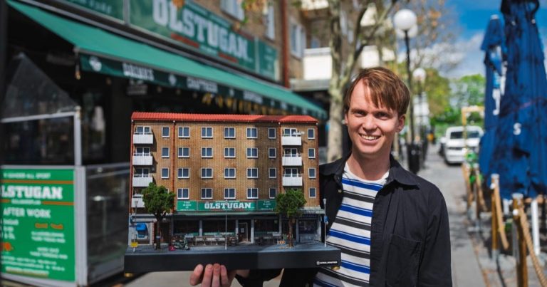 Han gör miniatyrer av Stockholmsbarer