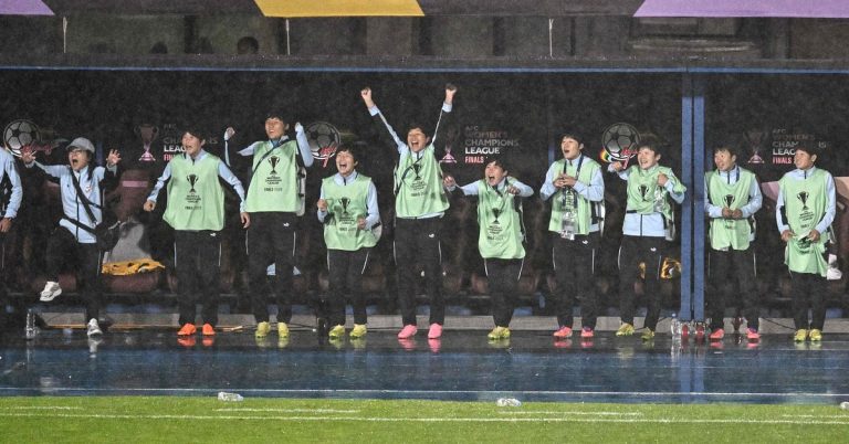Nordkoreanska damlag korsar gränsen för att spela fotboll i ett iskallt politiskt klimat