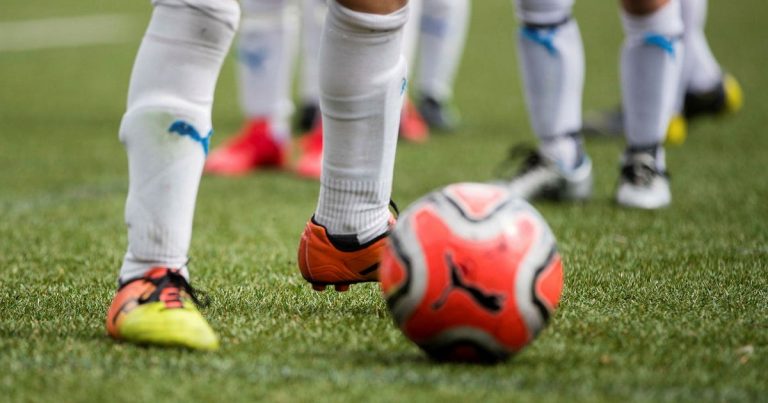 En av fyra mindre elitfotbollsspelare spelar om pengar