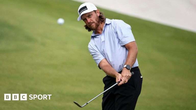 Trust Championship: Tommy Fleetwood har en ledning på ett slag över ledaren Lim Sung-jae och kommer att slåss med Rory McIlroy