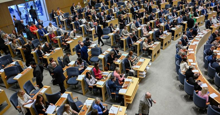 Riksdagsledamot blir plötsligt sjuk – ”Det smittar inte”