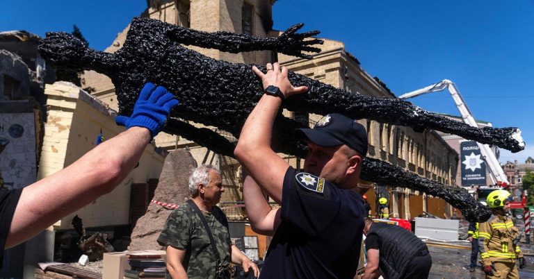 Räddningsarbete på ukrainskt museum attackerat av Ryssland