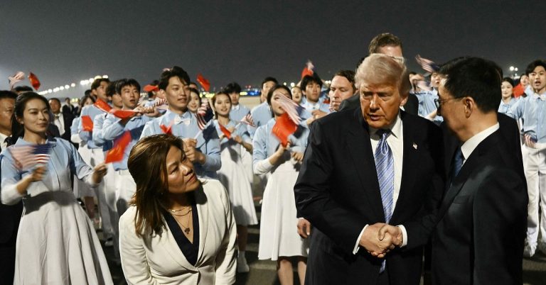 President Trump landar i Kina inför mötet med president Xi Jinping