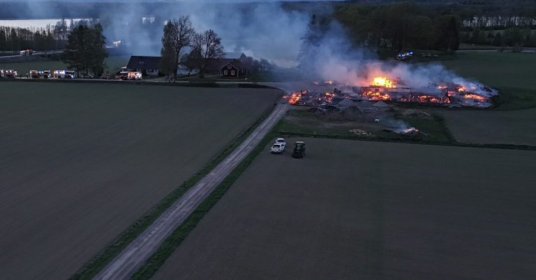 Stor brand i ladugården utanför Wlettstrup skickar tre personer till sjukhus