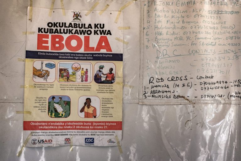 Ebolautbrott: WHO utlyser undantagstillstånd, USA begränsar resor, antal amerikaner smittade