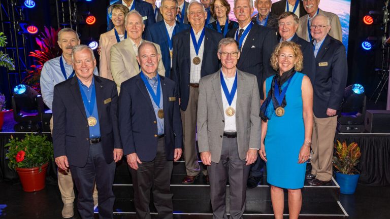 Två rymdfarare från rymdfärjans era valdes in i Astronaut Hall of Fame